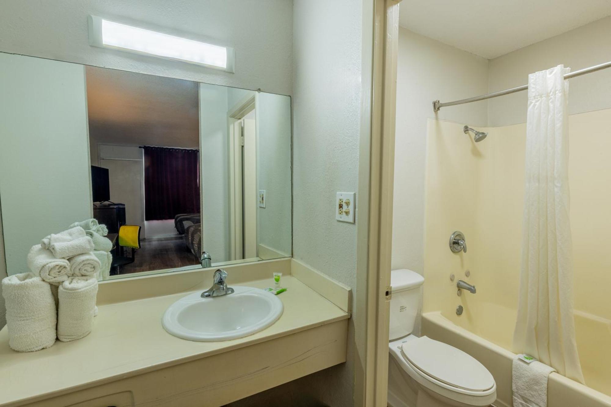 Executive Inn & Suites Beeville Buitenkant foto