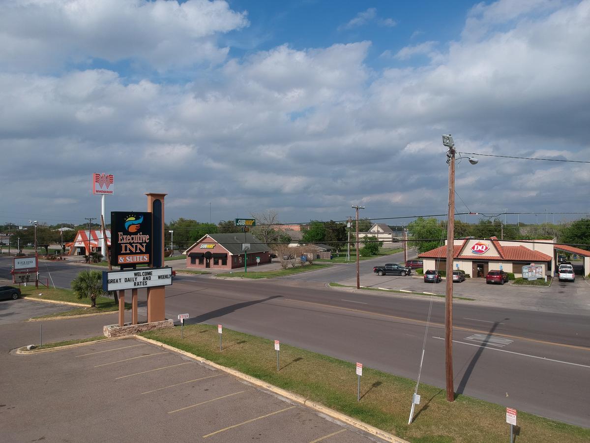 Executive Inn & Suites Beeville Buitenkant foto